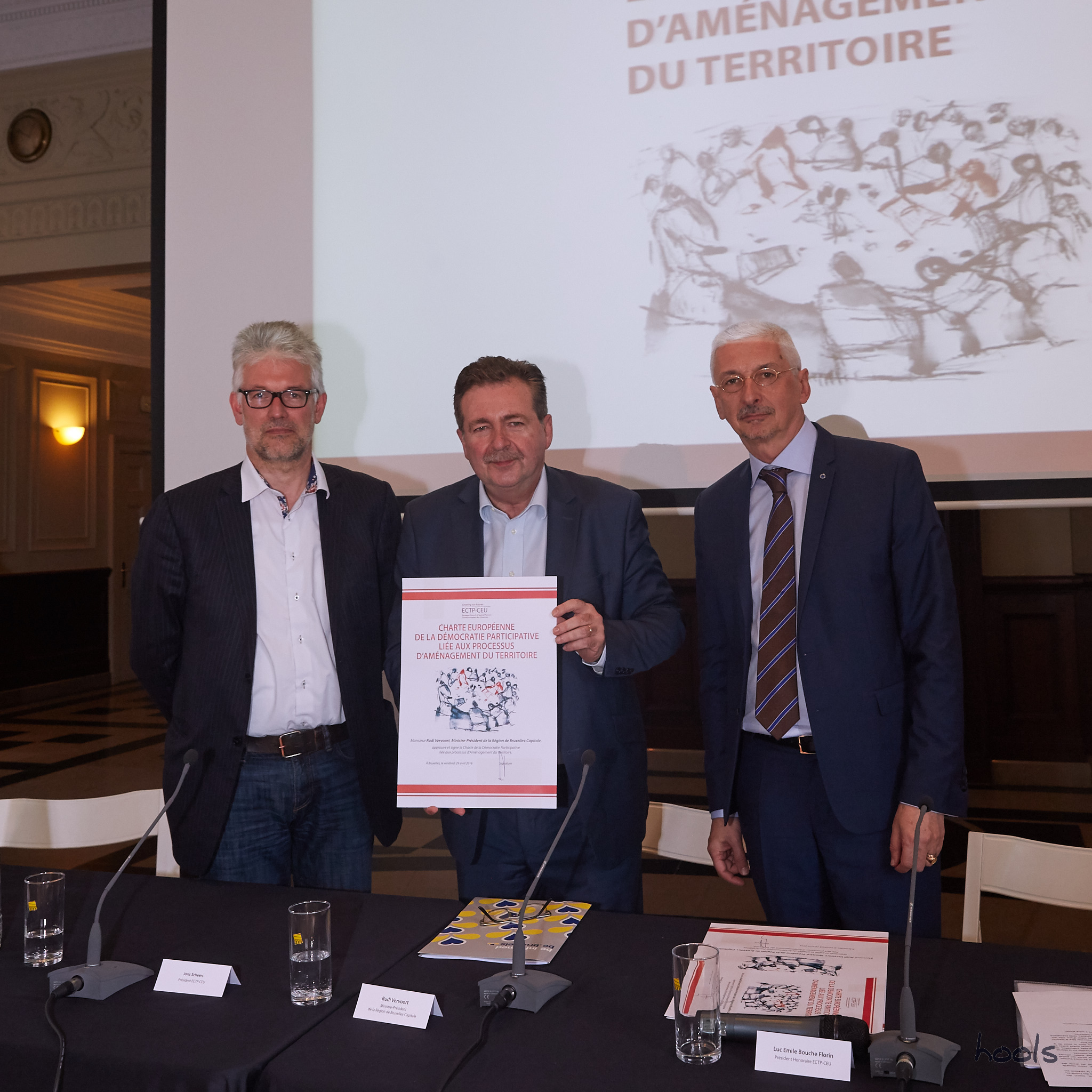 signature-of-the-european-charter-on-participatory-democracy-by-the-minister-president-of-the-government-of-the-brussels-capital-region-mr-rudi-vervoort